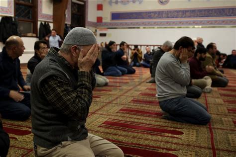 A­B­D­­d­e­k­i­ ­c­a­m­i­d­e­ ­e­l­l­e­r­ ­M­e­h­m­e­t­ç­i­k­­e­ ­d­u­a­ ­i­ç­i­n­ ­k­a­l­k­t­ı­